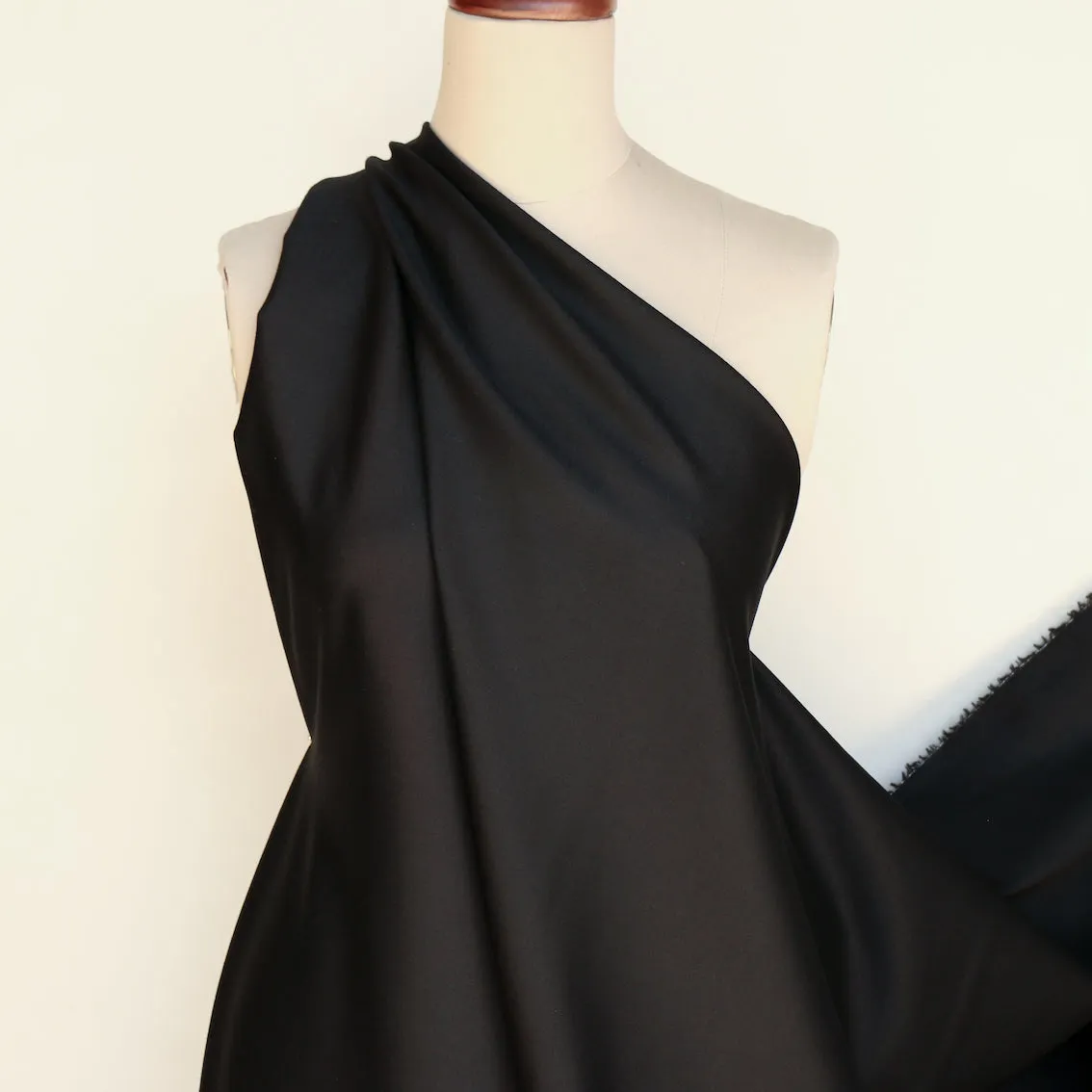 Cantucci Nero Stretch Wool